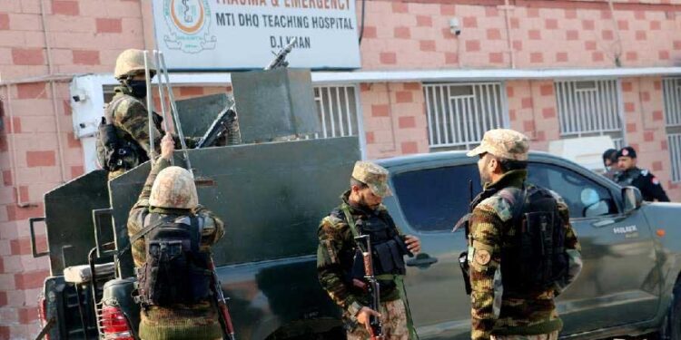 پاکستان میں دہشت گردانہ حملے میں 10 پولیس اہلکارجاں بحق،6 سنگین طور پر ...